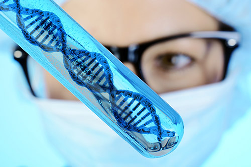 تصویری از چهره یک خانم دکتر که در جلوی صورتش یه شیشه آزمایشگاهی که حاوی DNA هست را گرفته