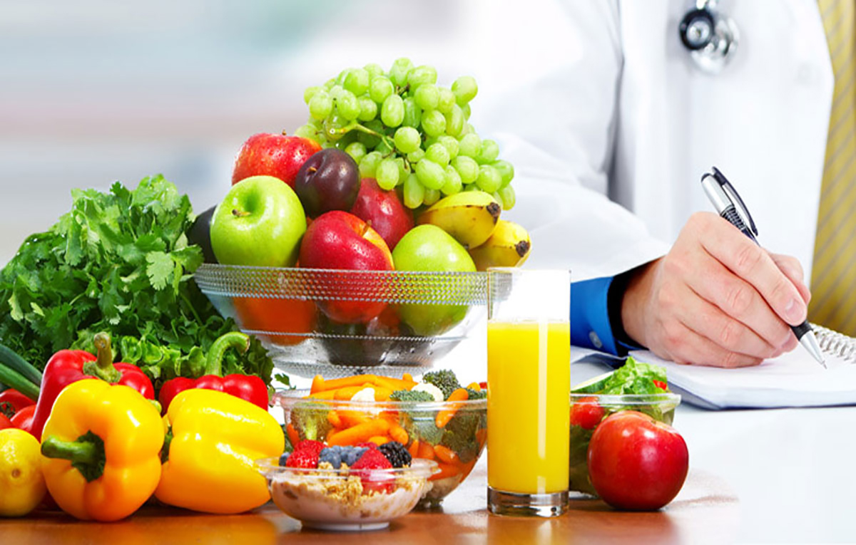 تصویری از تعداد زیادی میوه و سبزیجات که روی میز مطب دکتر تغذیه است