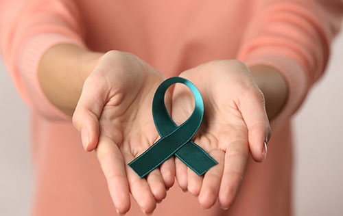 نماد سرطان دهانه رحم که به رنگ سبز است و در دستان یه زن قرار دارد