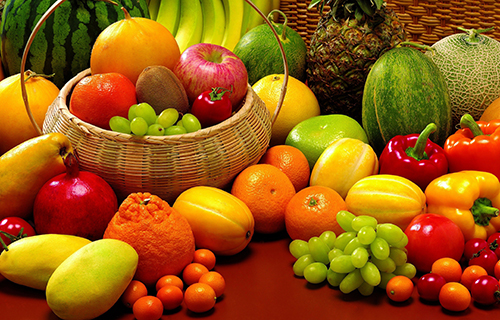 تصویری از یک سبد پر از میوه و سبزیجات تازه