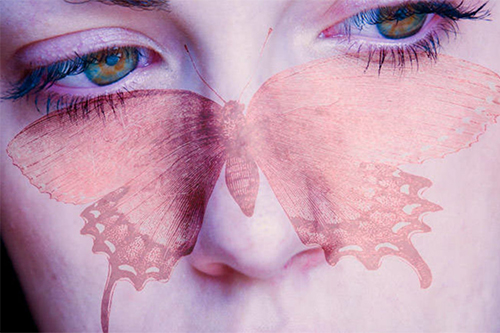 تصویری از صورت یک زن که یه پروانه به صورت محو روی آن قرار دارد و نشانه بیماری لوپوس LUPUS است