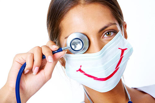 تصاویری از یک دکتر که ماسک خنده داری روی صورت دارد و یک چشمش را با گوشی روی یکی از چشمانش قرار داده