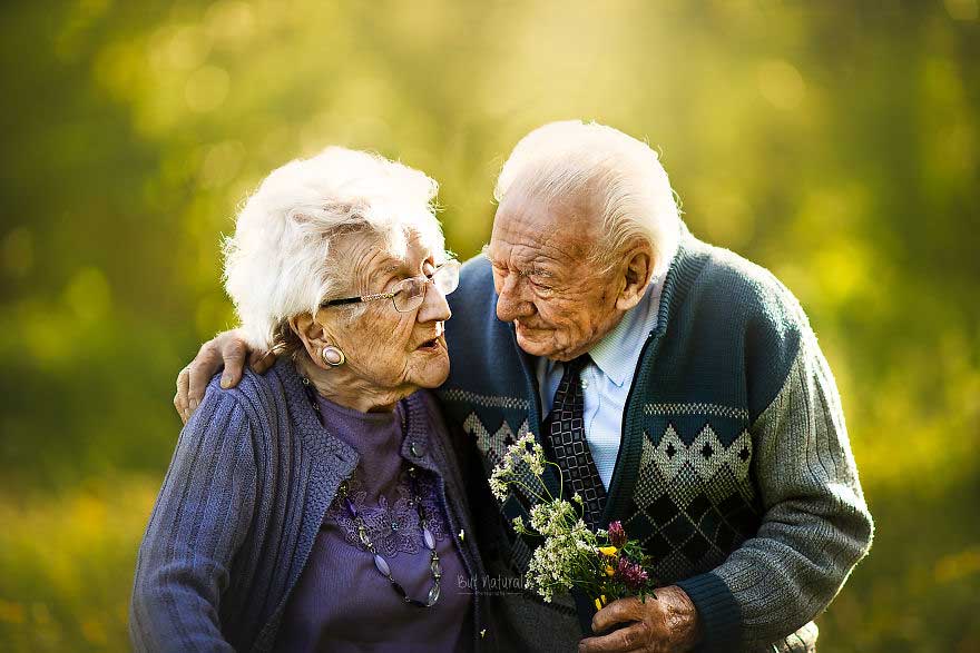 پیرمرد و پیرزنی که عاشقانه همدیگر را در آغوش گرفته اند
