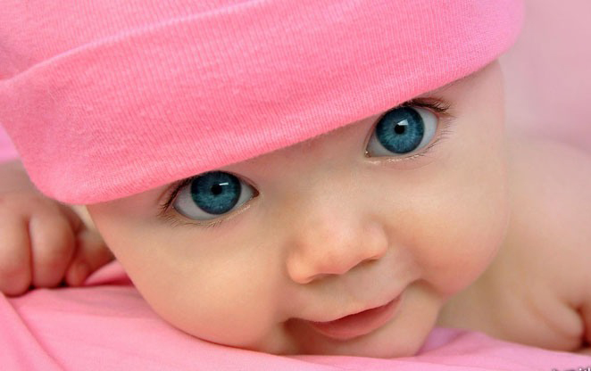 تصویری از یک نوزاد با کلاه صورتی