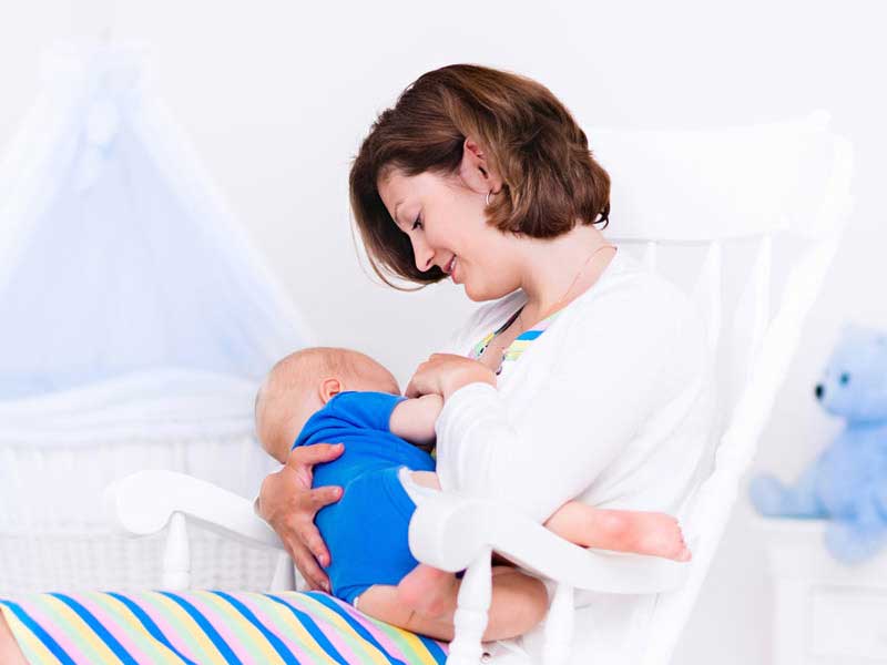 تصویر از یک مادر در حال شیر دادن به نوزاد خود