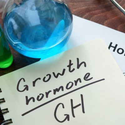 تویری از یک کاغذ که روی آن نوشته شده آزمایش (GH) Growth Hormone