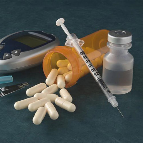 تصویری از یک سرنگ انسولین و دستگاه چک قند خون و ویال انسولین