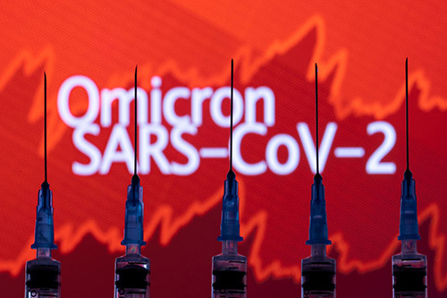 تصویری از چهار سرنگ واکسن کرونا که در پشت آنها نوشته شده Omicron sars-cov-2
