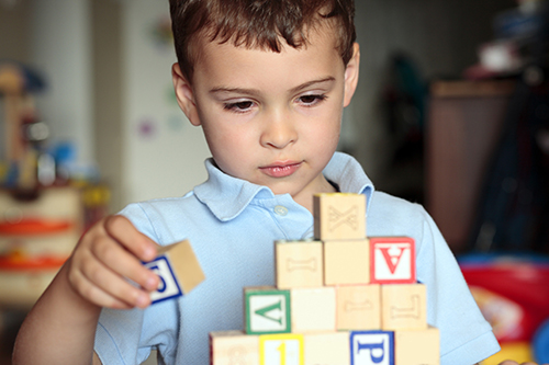 علائم اوتیسم چه هستند؟ راه‌های تشخیص اتیسم در کودکان و بزرگسالان به همراه معرفی آزمایشات اوتیسم