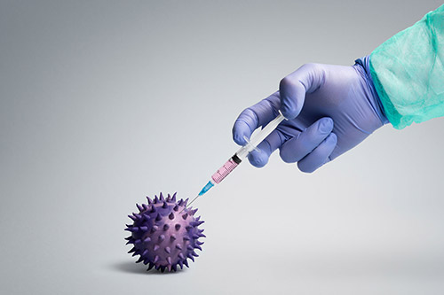 تصویری از یک ویروس کرونا که دارن به او واکسن تزریق می کنند
